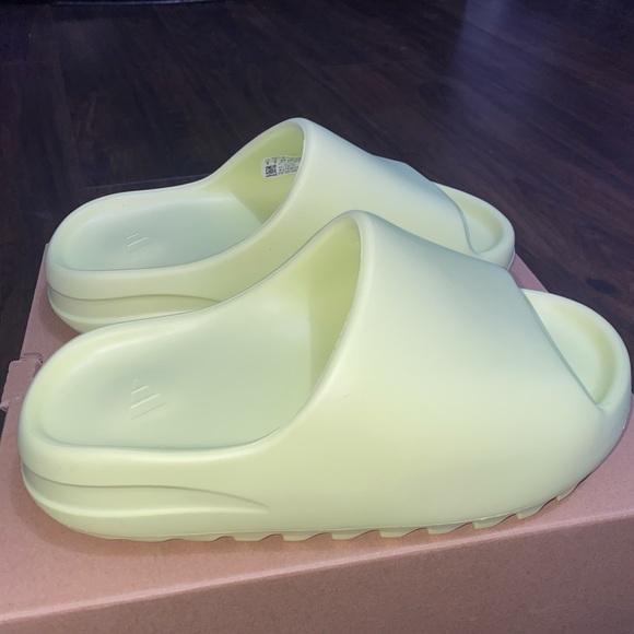 Yeezy Slides - Picture 3 of 5